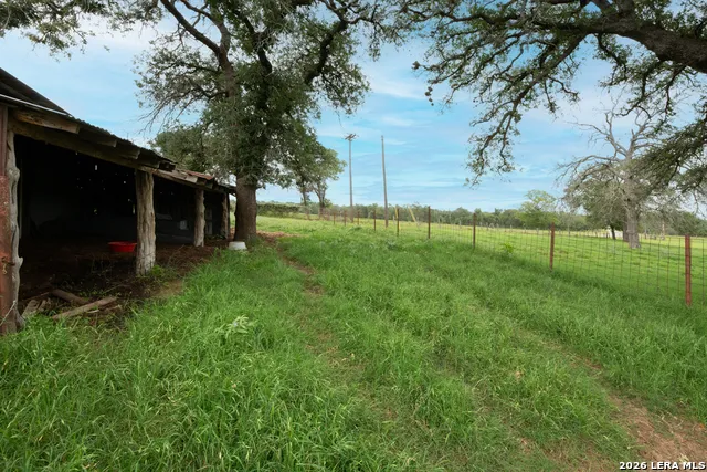 104 Longhorn Rd Stockdale, TX 78160