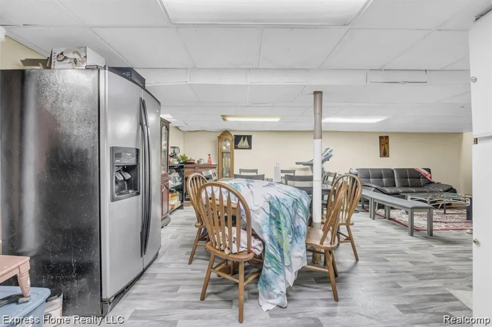 2338 Marlow Drive Warren City, MI 48092