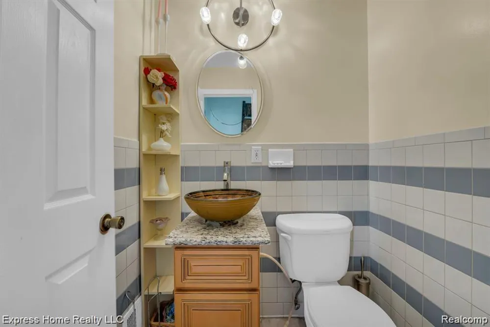 2338 Marlow Drive Warren City, MI 48092
