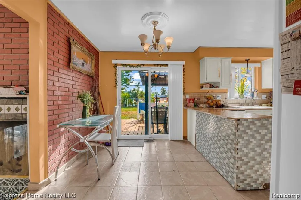 2338 Marlow Drive Warren City, MI 48092