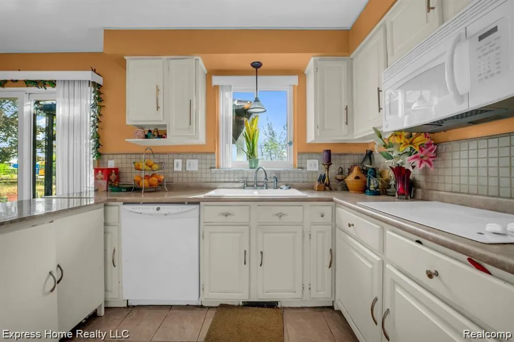 2338 Marlow Drive Warren City, MI 48092