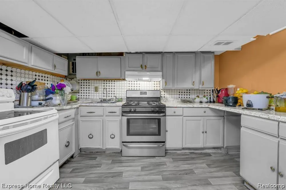 2338 Marlow Drive Warren City, MI 48092