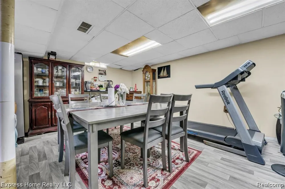 2338 Marlow Drive Warren City, MI 48092