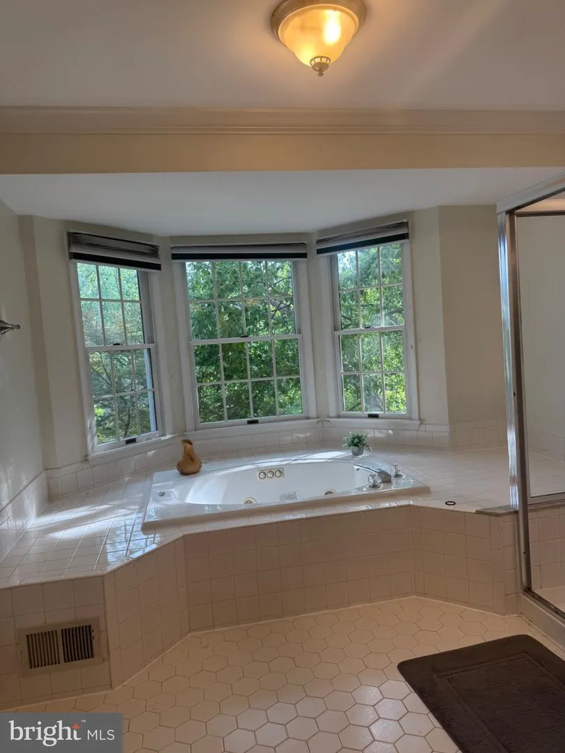 1 SHELLEY COURT West Windsor, NJ 08550