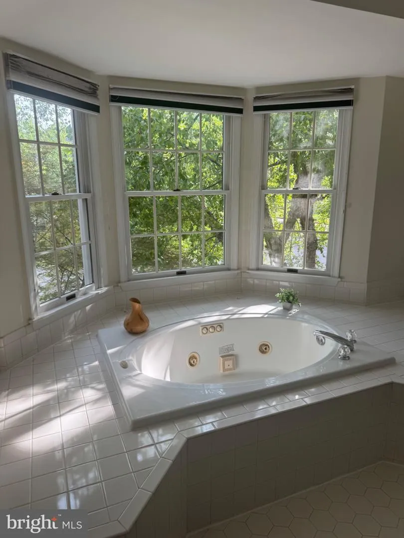 1 SHELLEY COURT West Windsor, NJ 08550