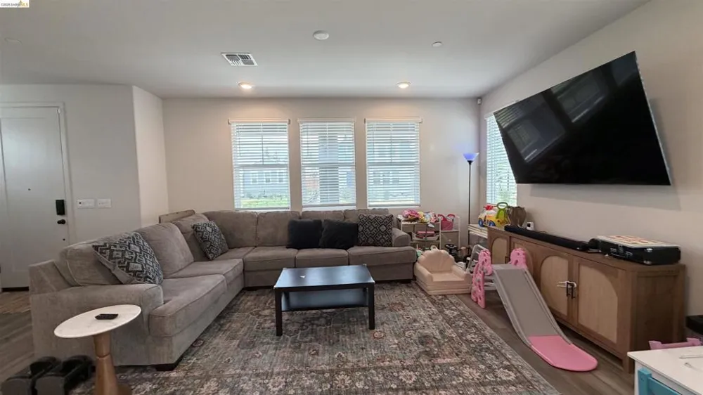 215 Manatee Suisun City, CA 94585