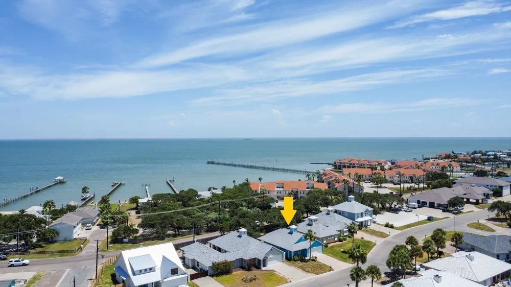 2711 Lakeview Drive Rockport, TX 78382