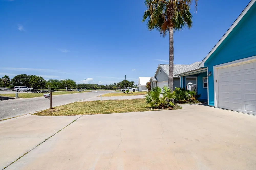 2711 Lakeview Drive Rockport, TX 78382
