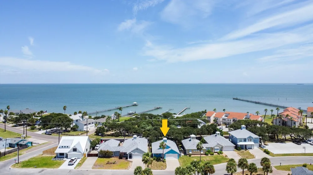 2711 Lakeview Drive Rockport, TX 78382