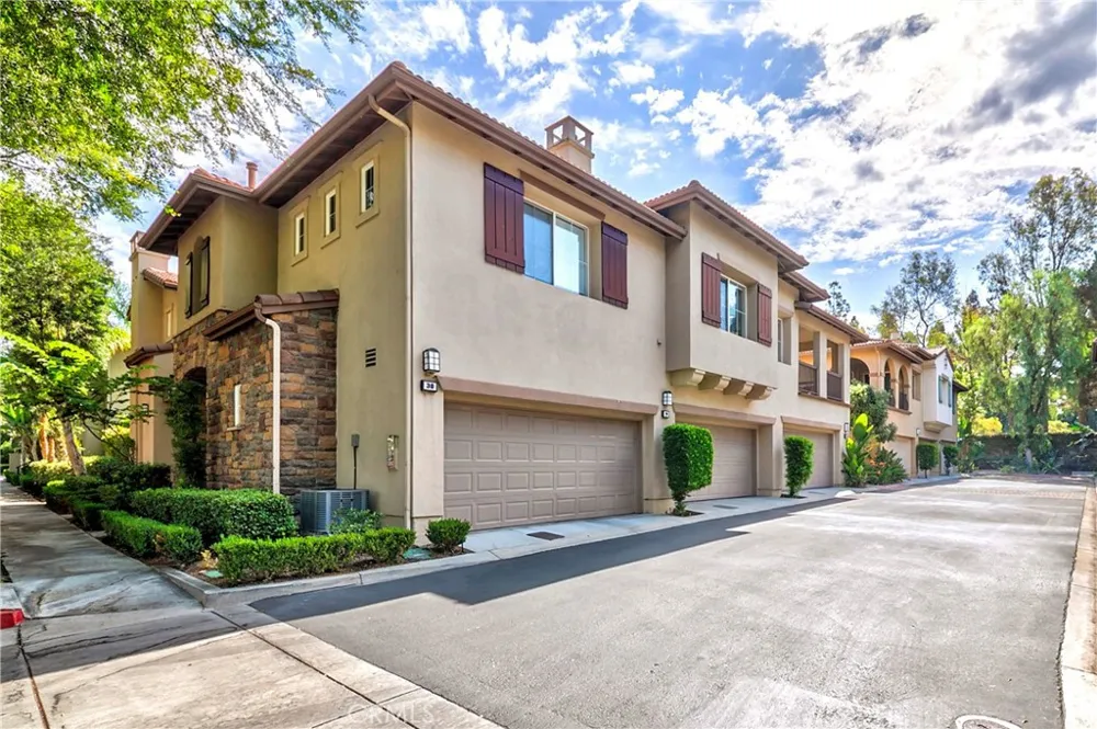 30 Salton Irvine, CA 92602