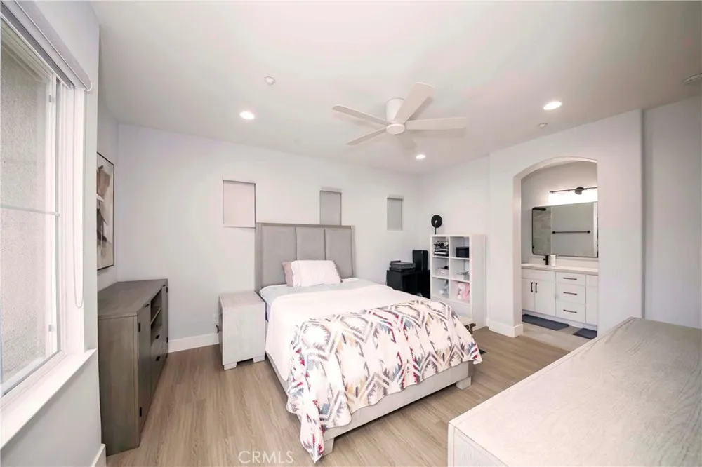 30 Salton Irvine, CA 92602