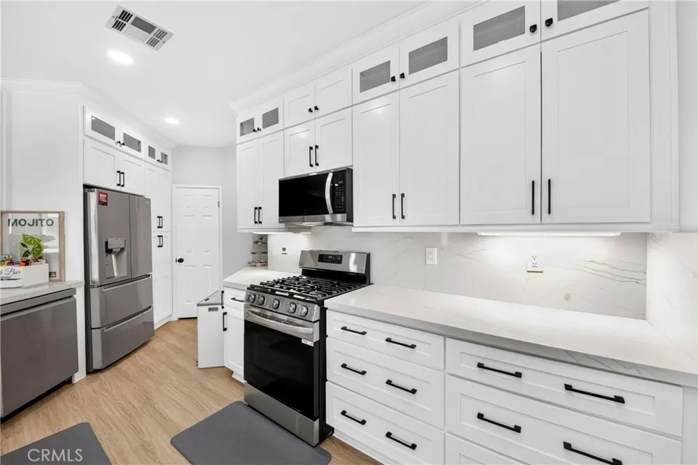 30 Salton Irvine, CA 92602
