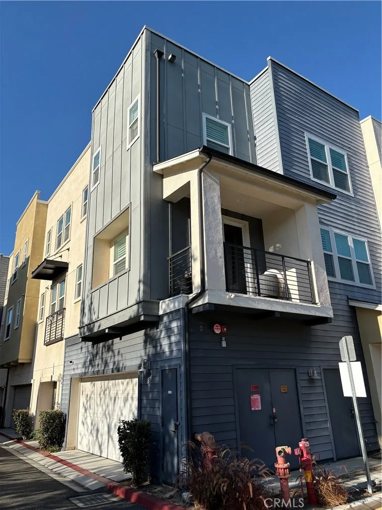 1422 Harbor Santa Ana, CA 92703