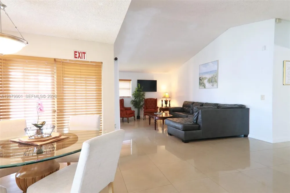 9620 SW 9th Ct Pembroke Pines, FL 33025