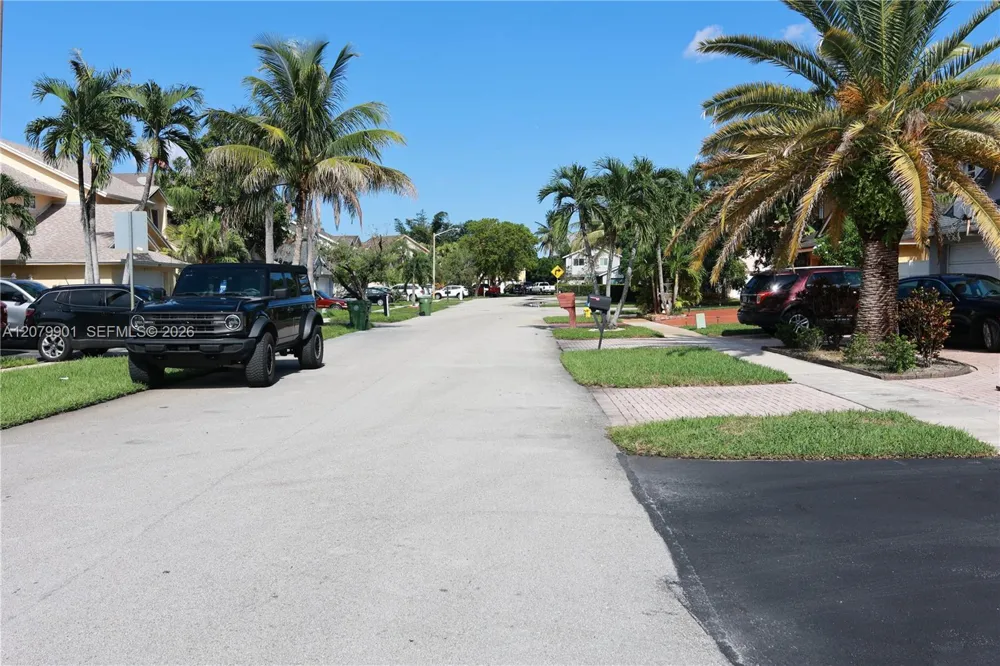 9620 SW 9th Ct Pembroke Pines, FL 33025