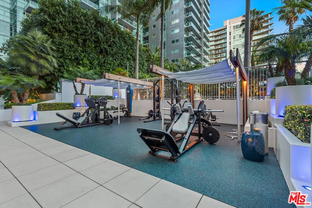 13700 Marina Pointe Drive Marina del Rey, CA 90292