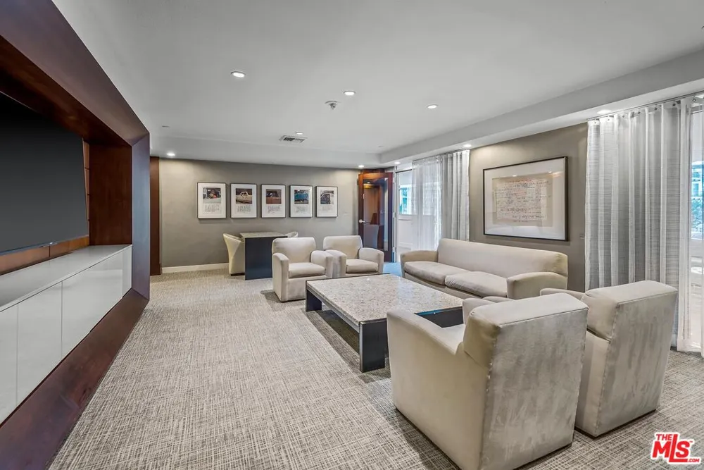 13700 Marina Pointe Drive Marina del Rey, CA 90292