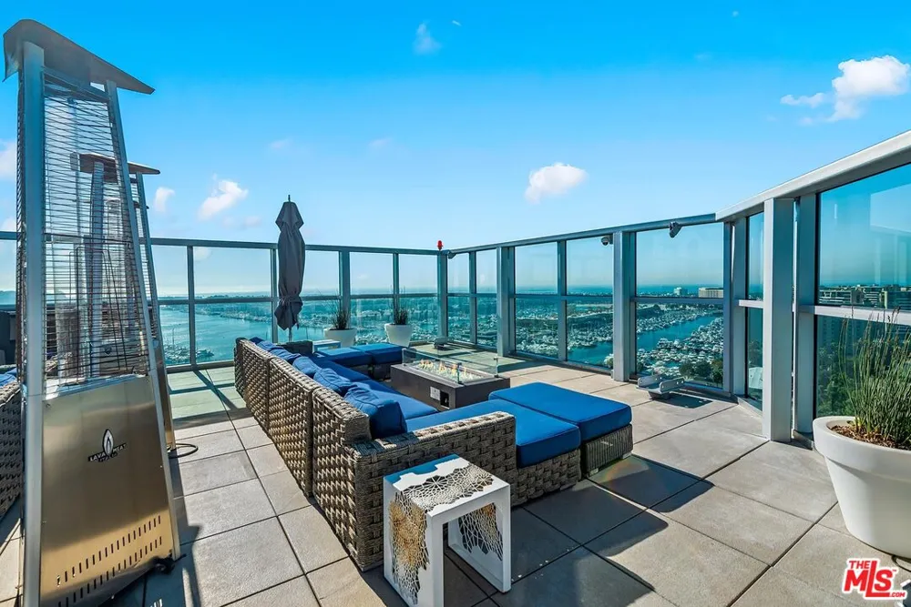 13700 Marina Pointe Drive Marina del Rey, CA 90292