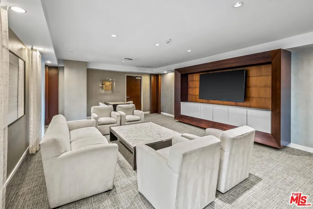 13700 Marina Pointe Drive Marina del Rey, CA 90292