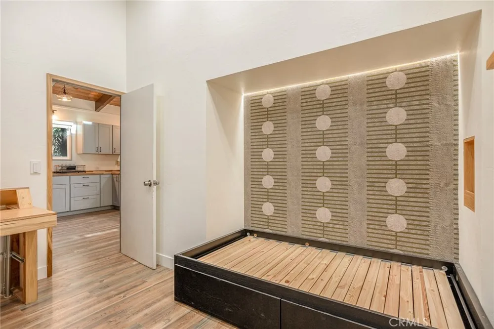 1048 Mercury Crestline, CA 92325