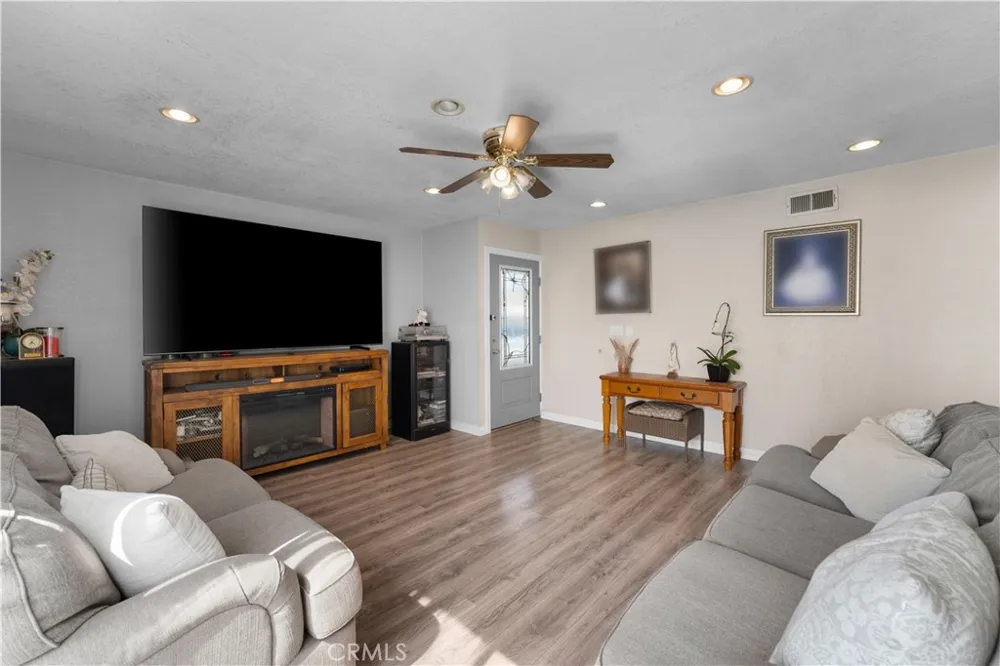 11019 Bluejay Santa Fe Springs, CA 90670
