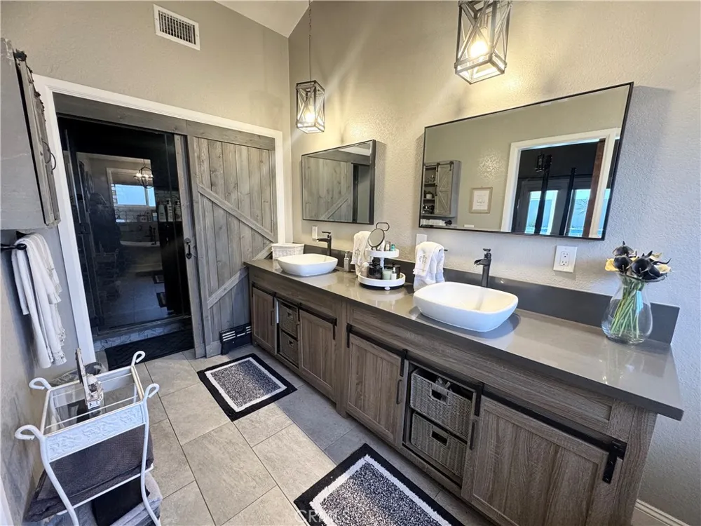 5011 Santa Fe Yorba Linda, CA 92886