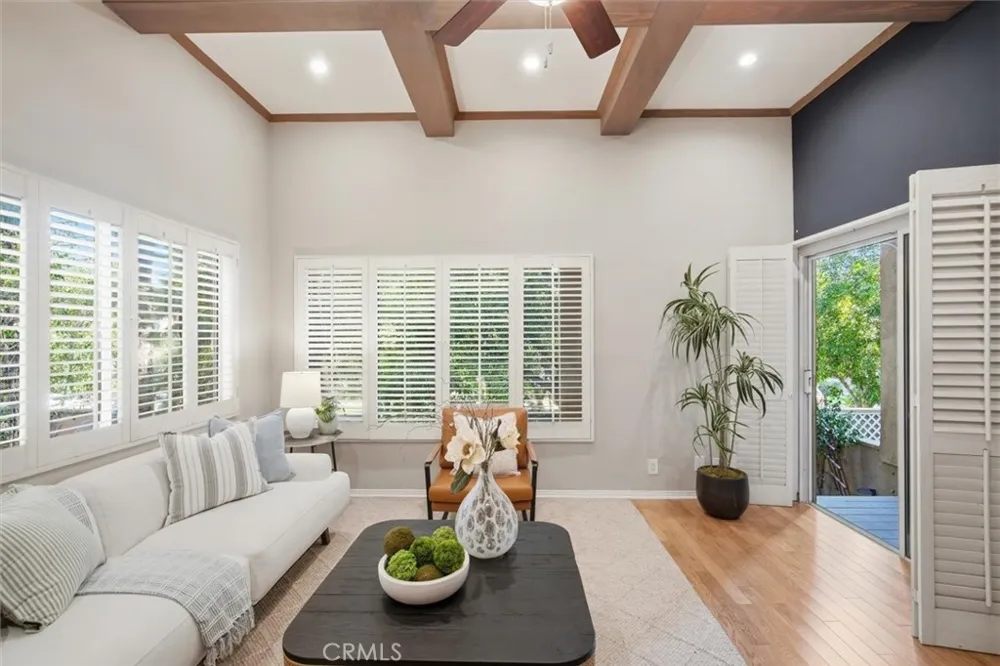 18730 Hatteras #47 Tarzana, CA 91356