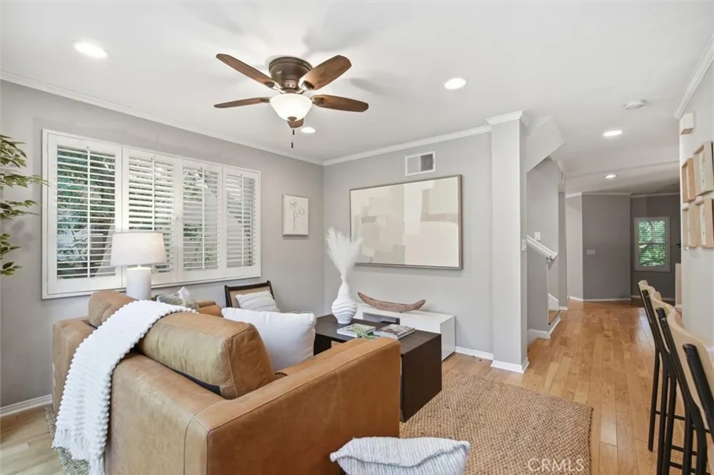 18730 Hatteras #47 Tarzana, CA 91356