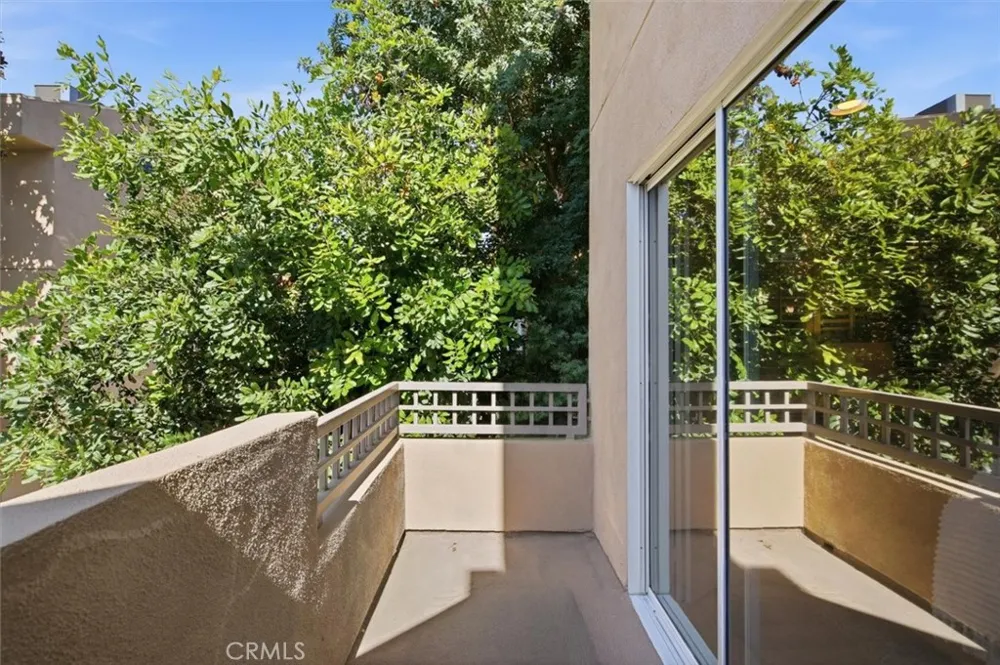 18730 Hatteras #47 Tarzana, CA 91356