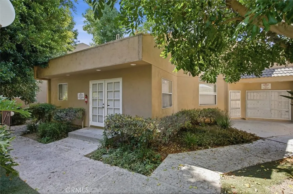 18730 Hatteras #47 Tarzana, CA 91356