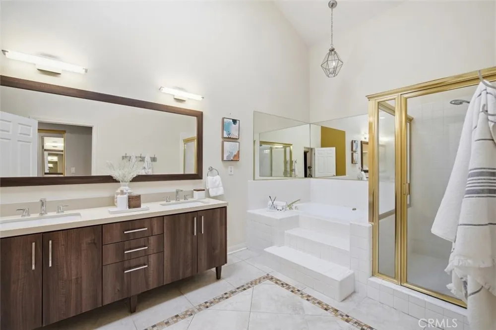18730 Hatteras #47 Tarzana, CA 91356