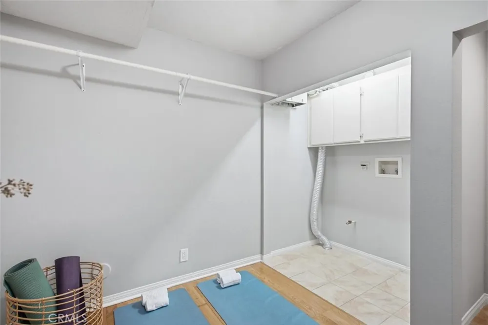 18730 Hatteras #47 Tarzana, CA 91356