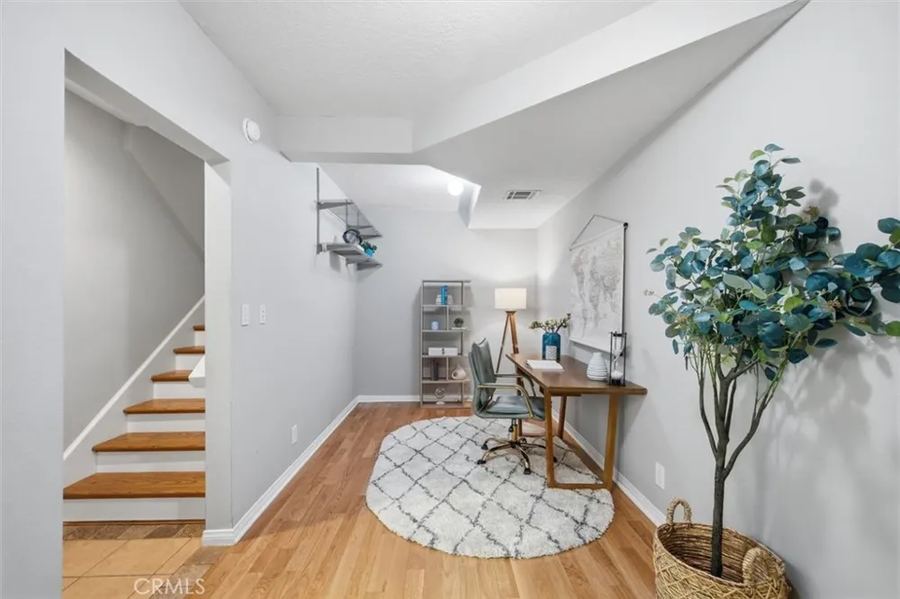 18730 Hatteras #47 Tarzana, CA 91356