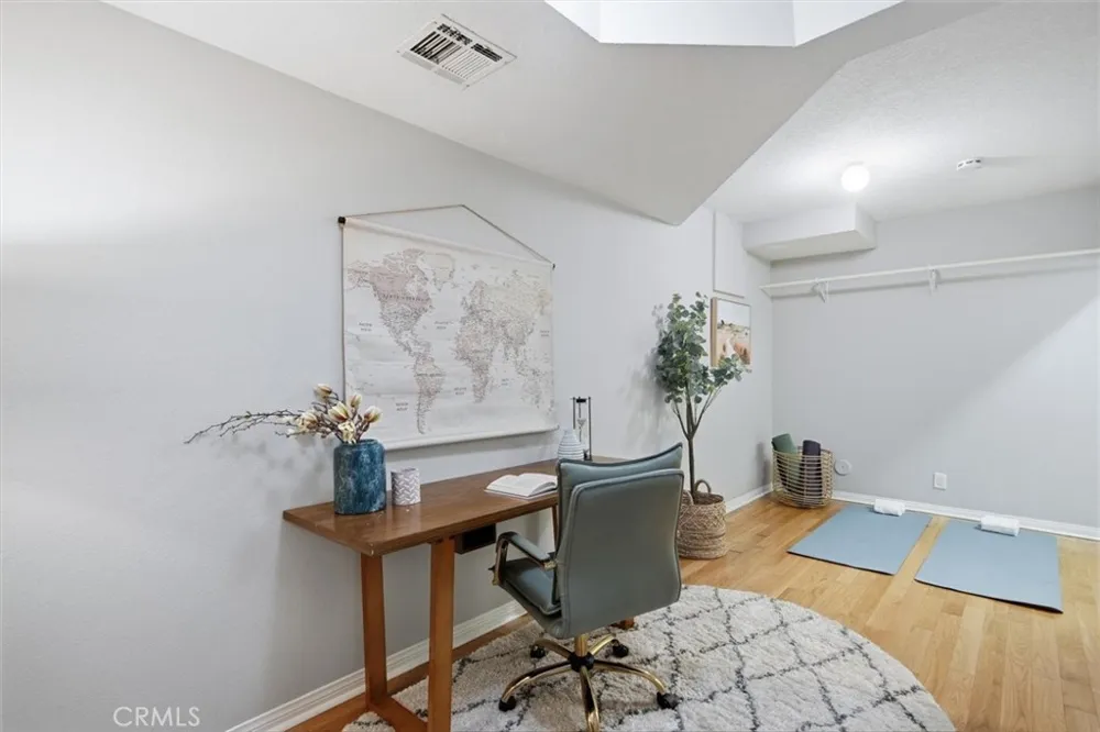 18730 Hatteras #47 Tarzana, CA 91356