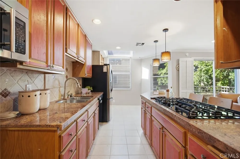 18730 Hatteras #47 Tarzana, CA 91356