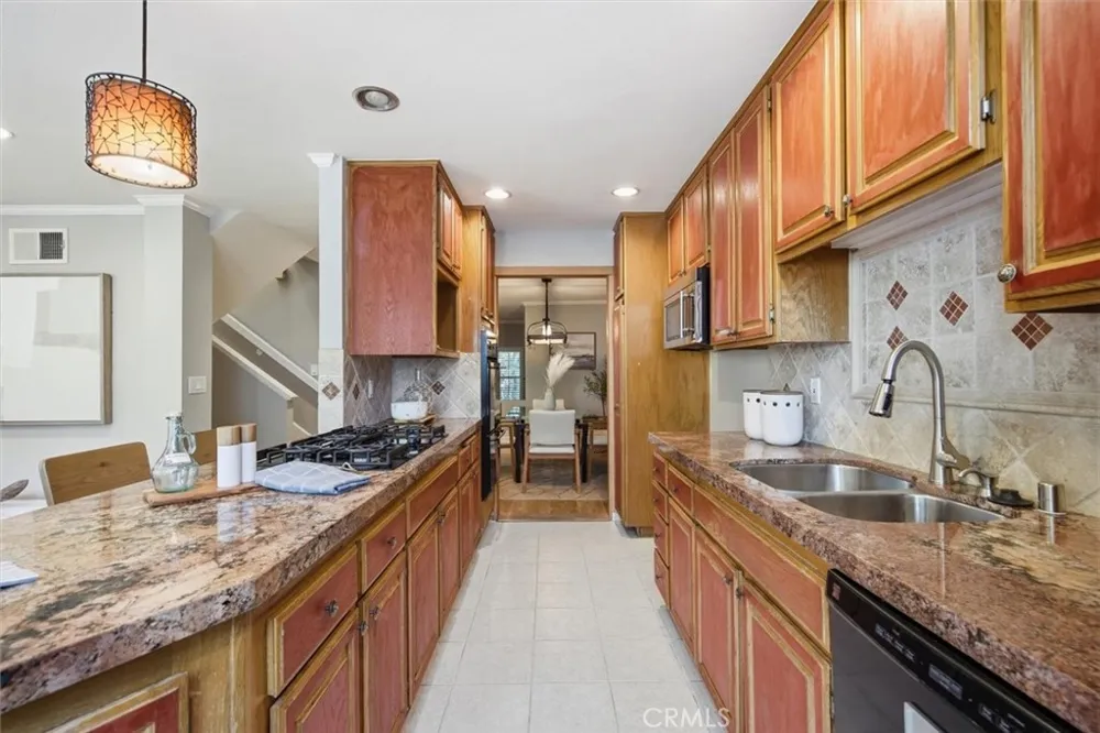 18730 Hatteras #47 Tarzana, CA 91356