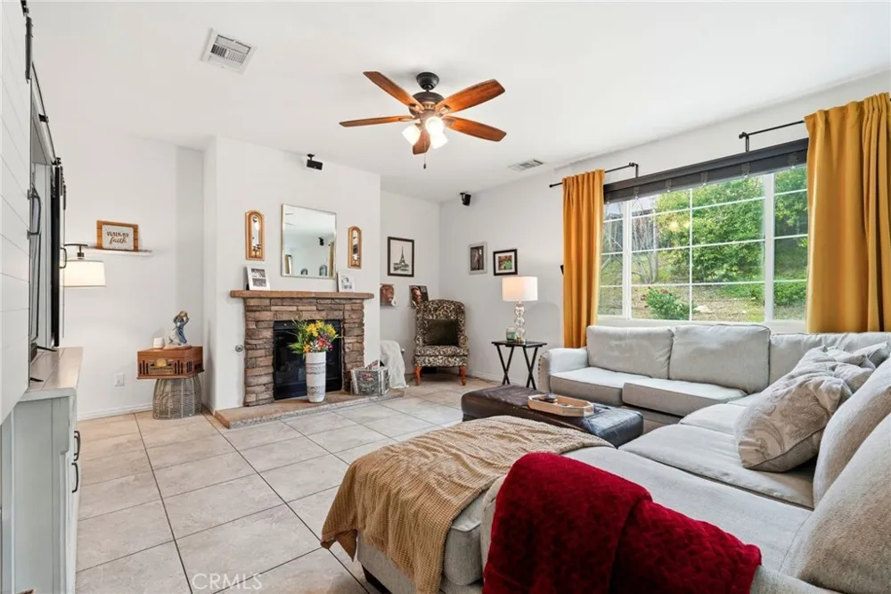 18332 Cayenne San Bernardino, CA 92407