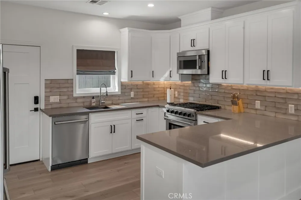 22434 Berdon St Woodland Hills, CA 91367
