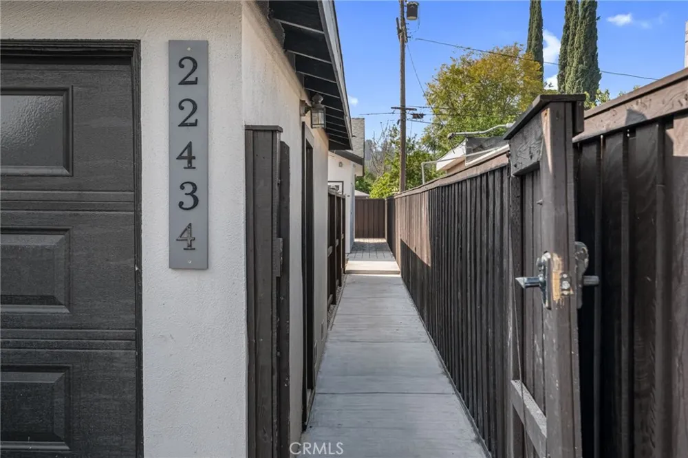 22434 Berdon St Woodland Hills, CA 91367