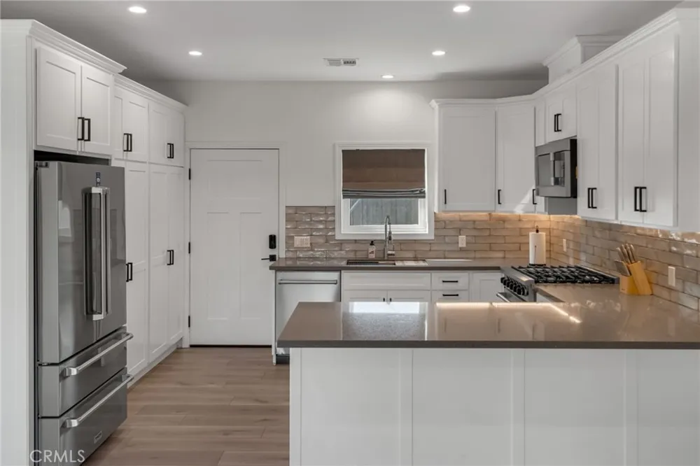 22434 Berdon St Woodland Hills, CA 91367