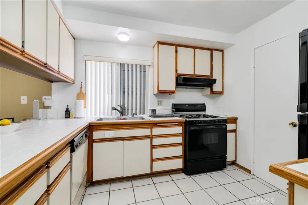 472 S Sherer Compton, CA 90220