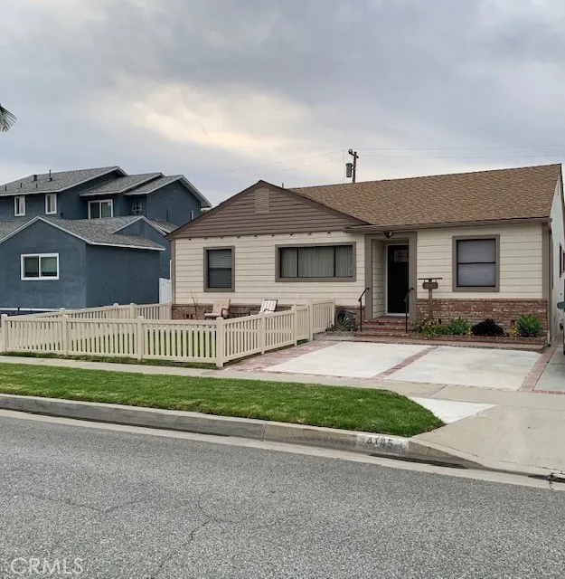 4145 Los Coyotes Diagonal Lakewood, CA 90713