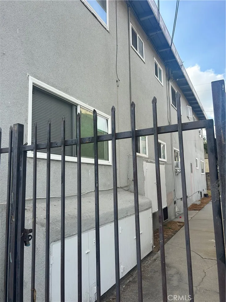 12 W Pleasant Long Beach, CA 90805