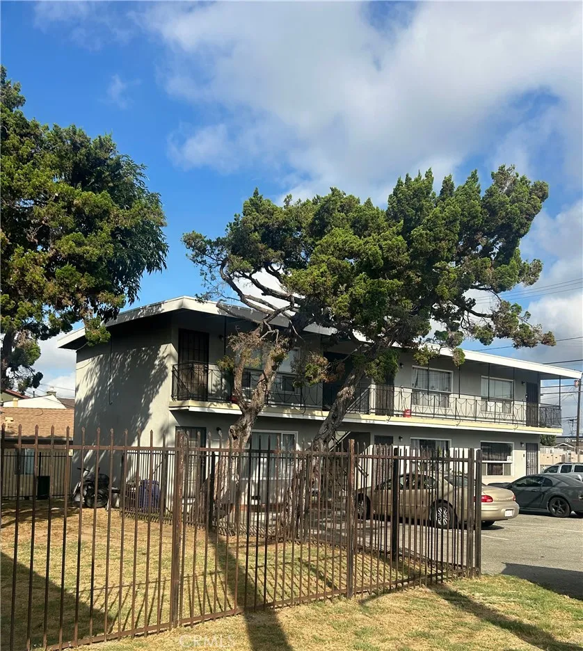 12 W Pleasant Long Beach, CA 90805