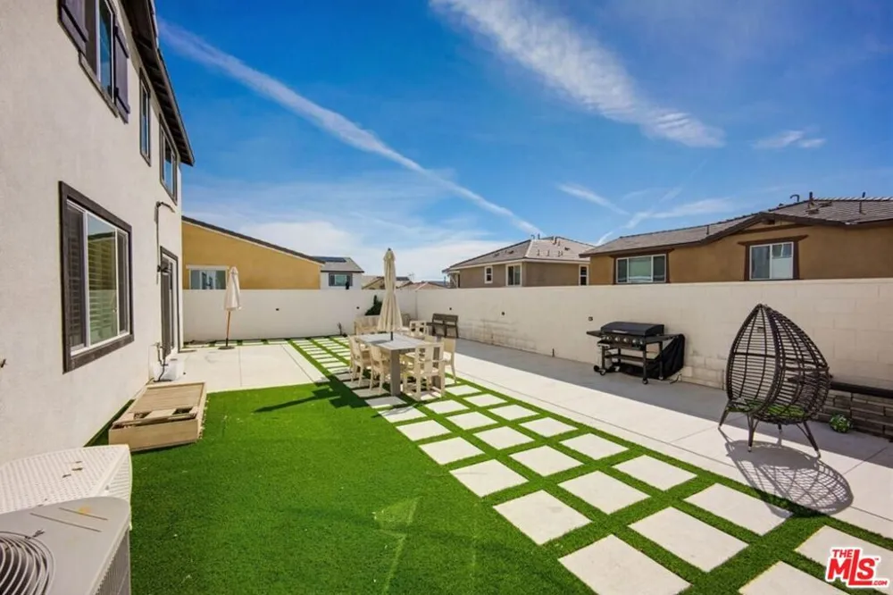 16763 Mistletoe Lane Fontana, CA 92336