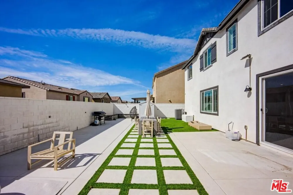 16763 Mistletoe Lane Fontana, CA 92336