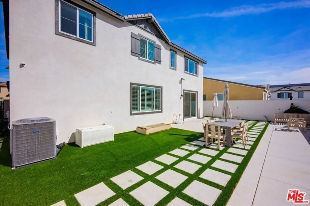 16763 Mistletoe Lane Fontana, CA 92336