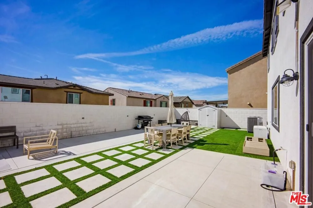 16763 Mistletoe Lane Fontana, CA 92336