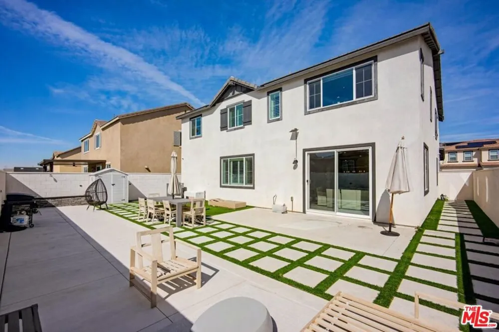 16763 Mistletoe Lane Fontana, CA 92336