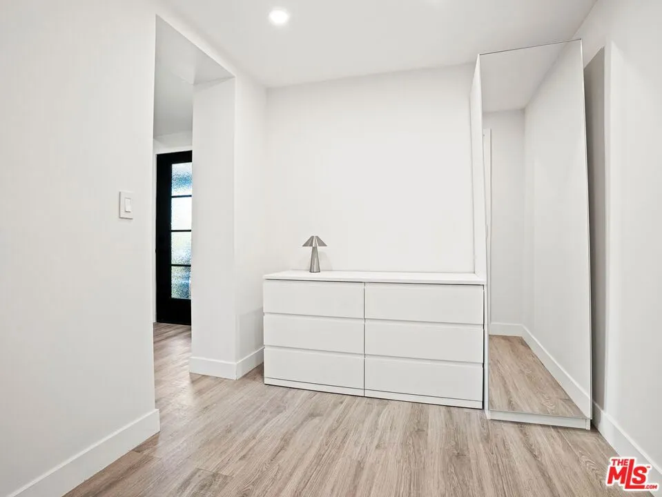 6900 Treasure Trail Los Angeles, CA 90068